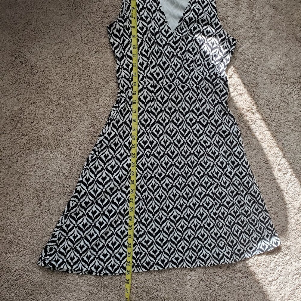 New York & Company Sleeveless Black White Geometic V-Neck Fit Flare Small Dress - Picture 9 of 12